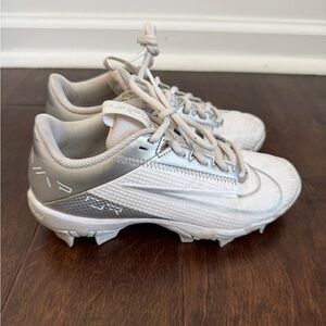 Nike Vapor Edge Shark 2 BG in White and Metallic Silver 2.5